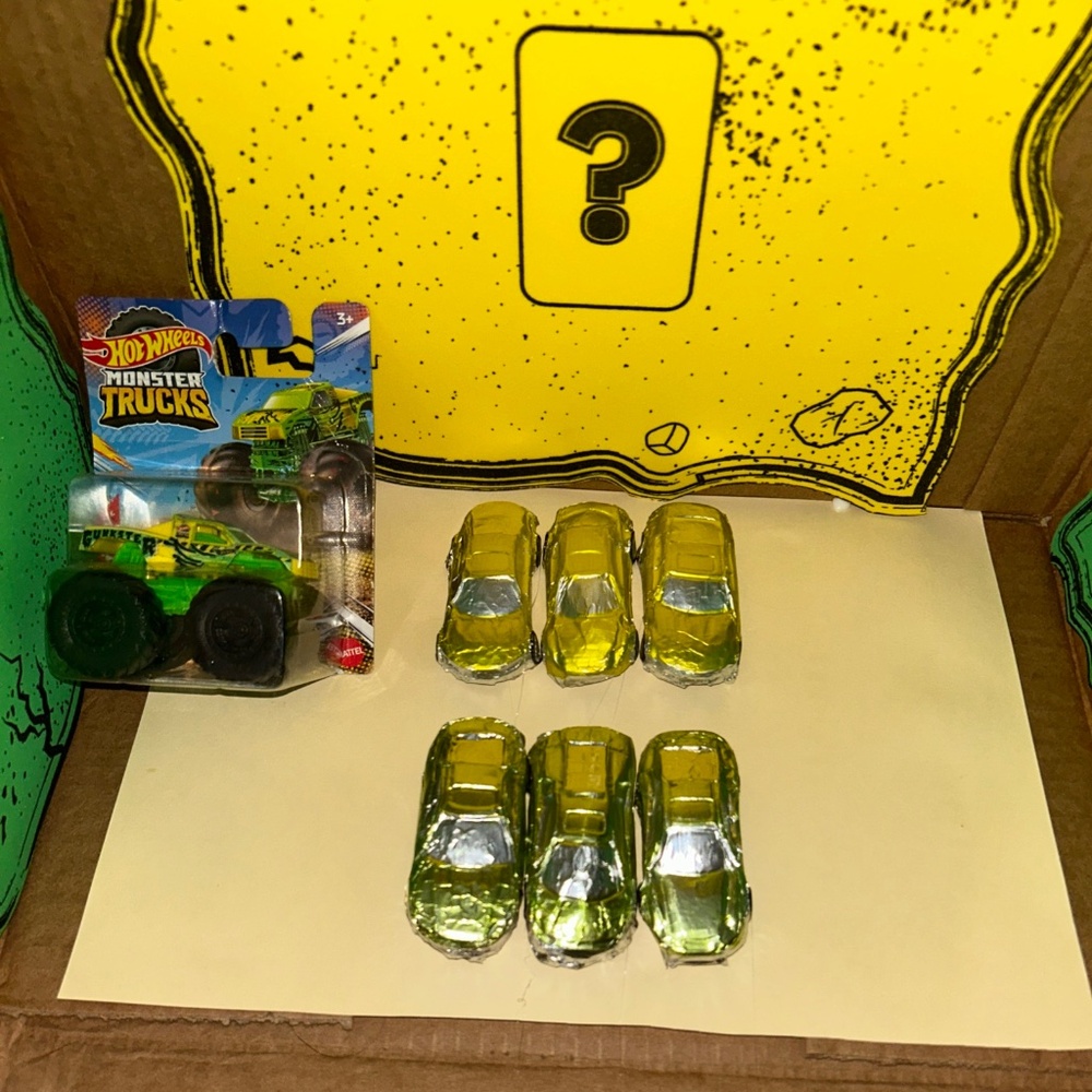 Hot Wheels Monster Trucks Gunkster With Arena Of Crushable Cars